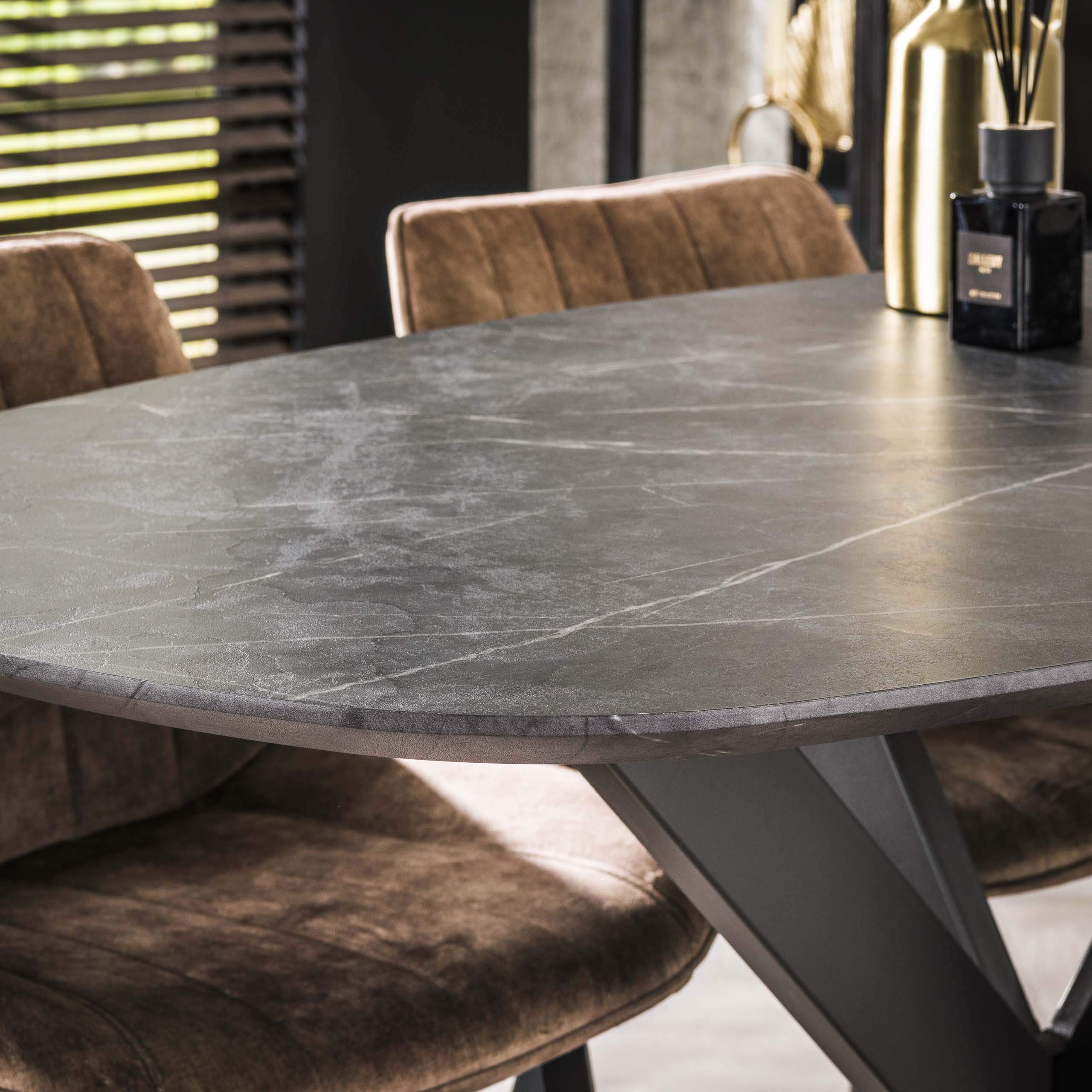 Mesa de bar estructura en cruz danesa ovalada / 3D negro marrón