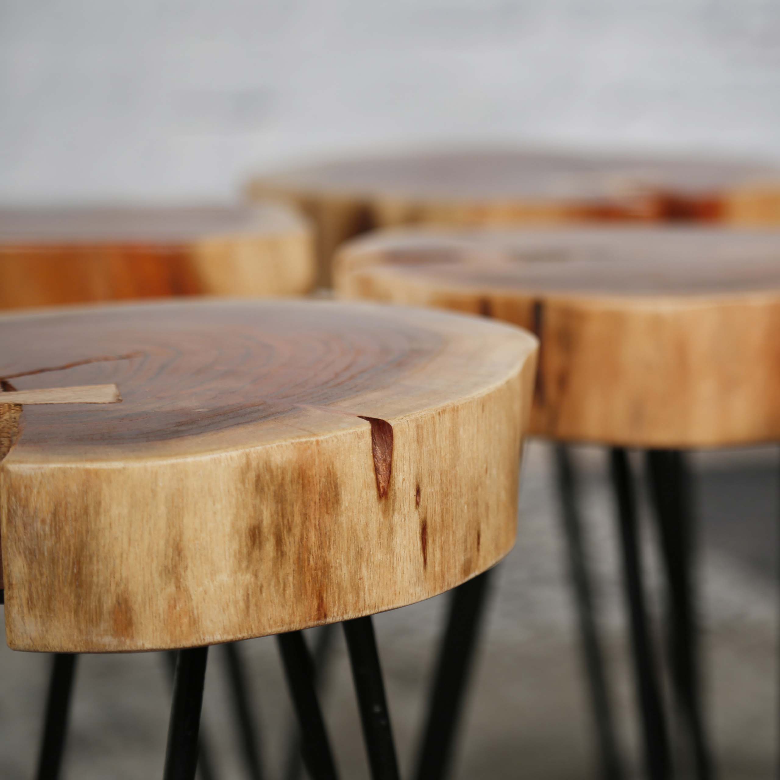 Mesa auxiliar baúl de acacia maciza de 6 cm de espesor con estructura de acero. VPE2 / Acacia maciza natural