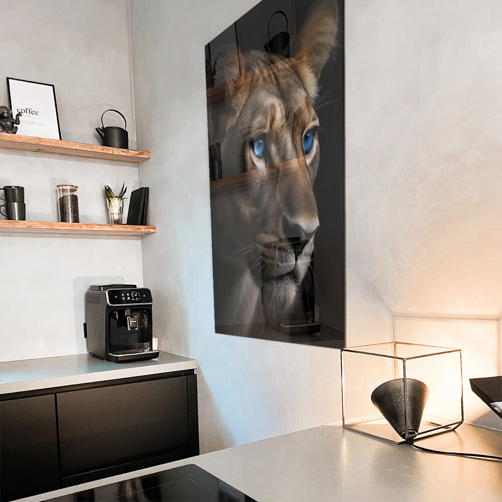 Gazing Lioness – Vidrio