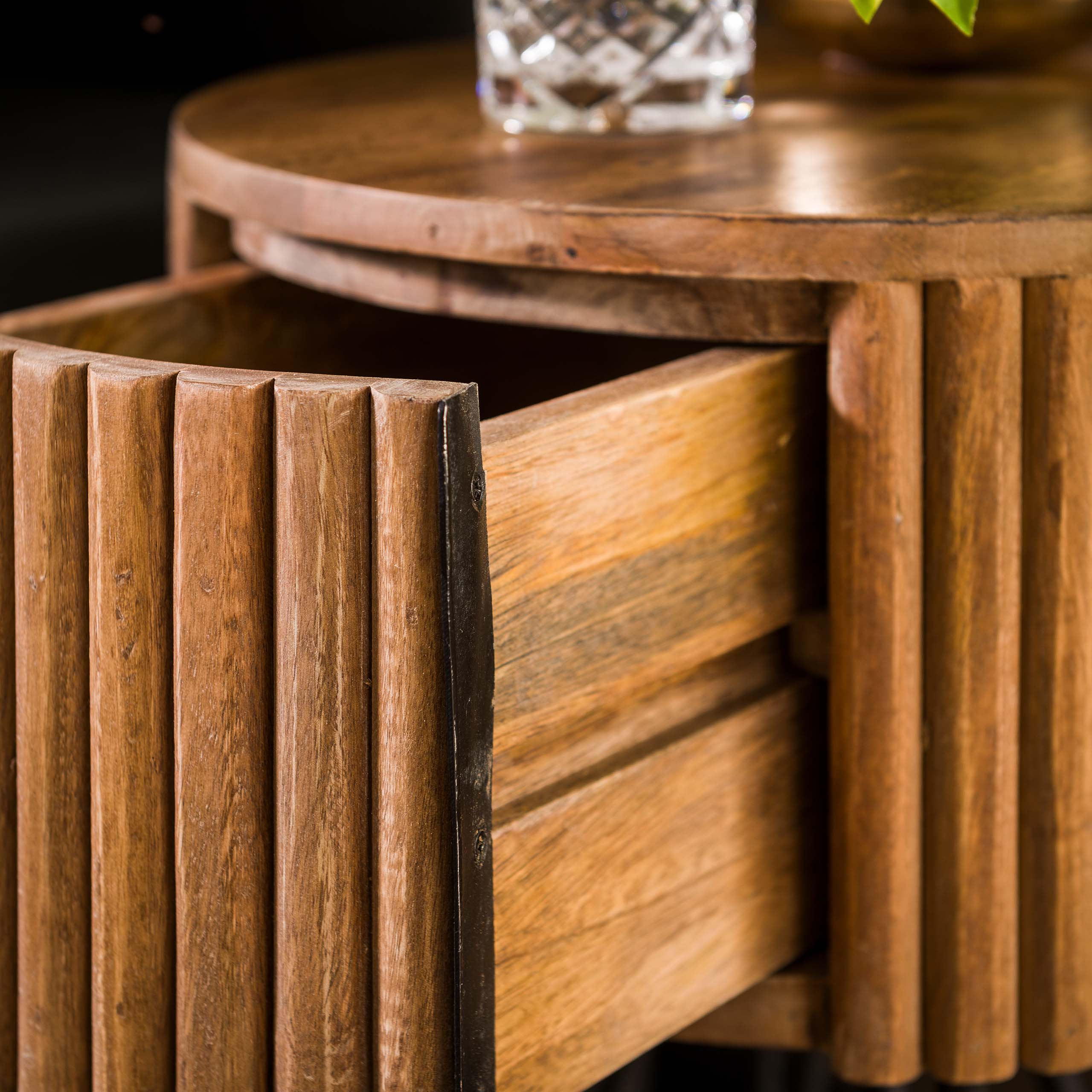 Mesita de noche 1L tweak redonda / Mango macizo color arena