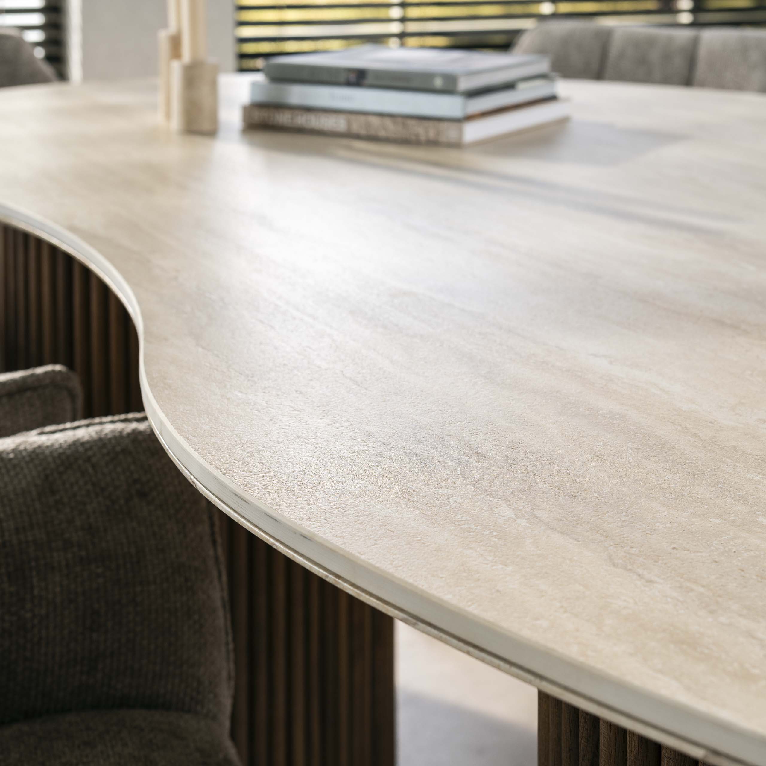 Mesa de comedor Romano en forma de riñon 215 cm - travertino cerámico 3D