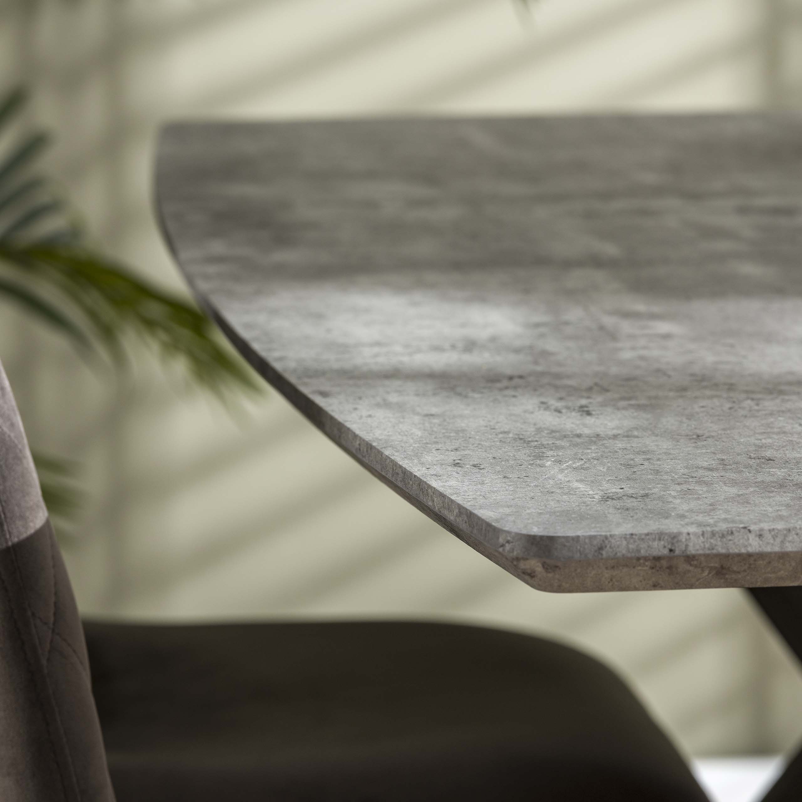 Mesa de comedor 160 tablero ovalado estructura con recubrimiento en polvo negro / aspecto hormigón 3D gris