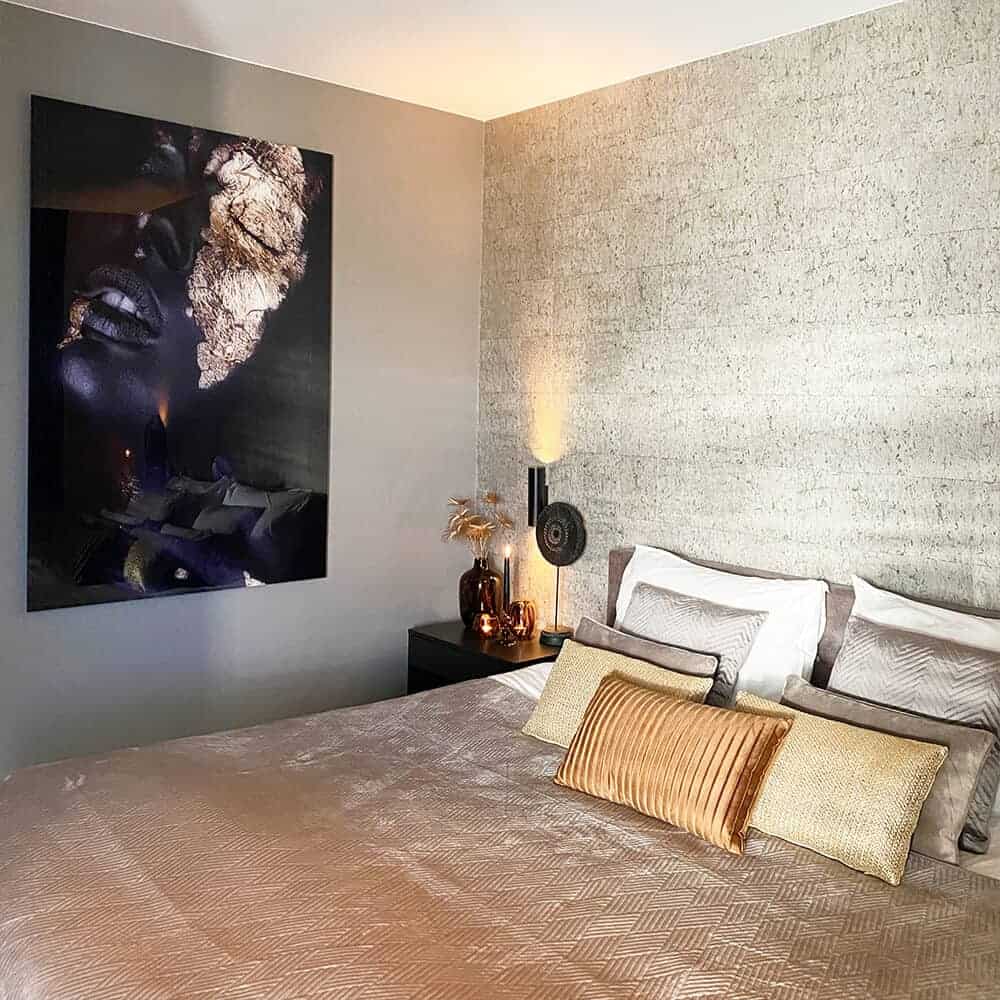 Cuadro negro y dorado