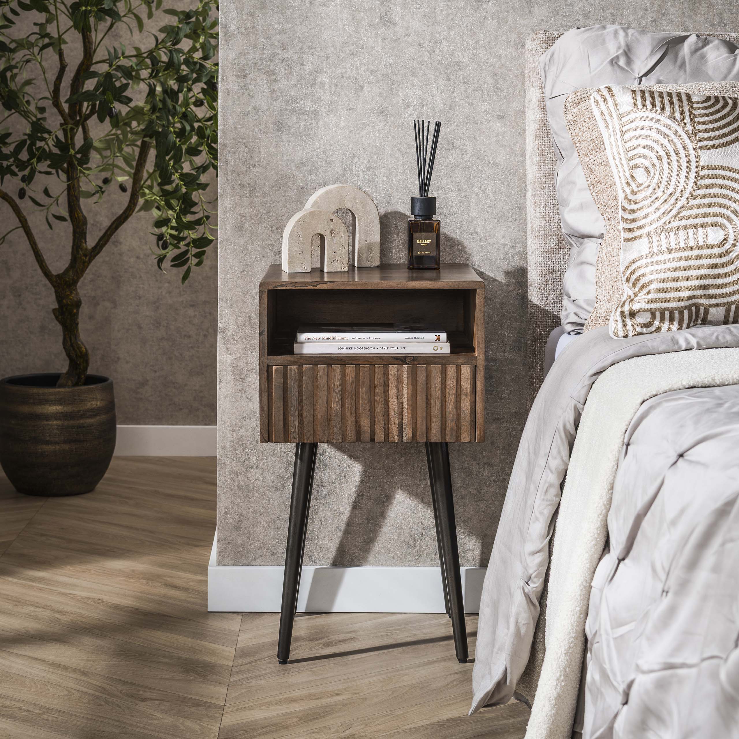 Mesita de noche Carve 1 cajón - Acacia maciza marrón