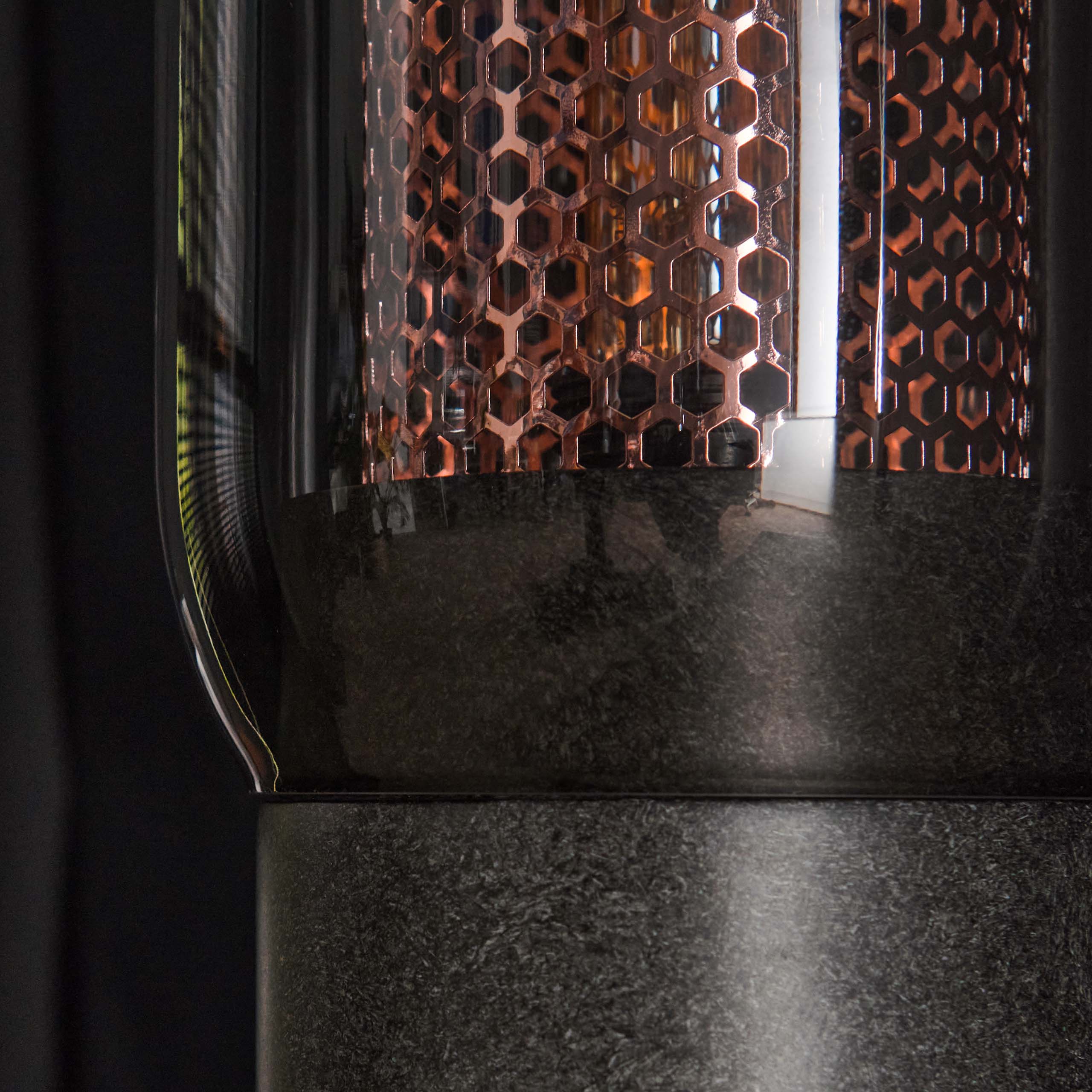 Lámpara de mesa vidrio ahumado acero perforado / Negro ártico