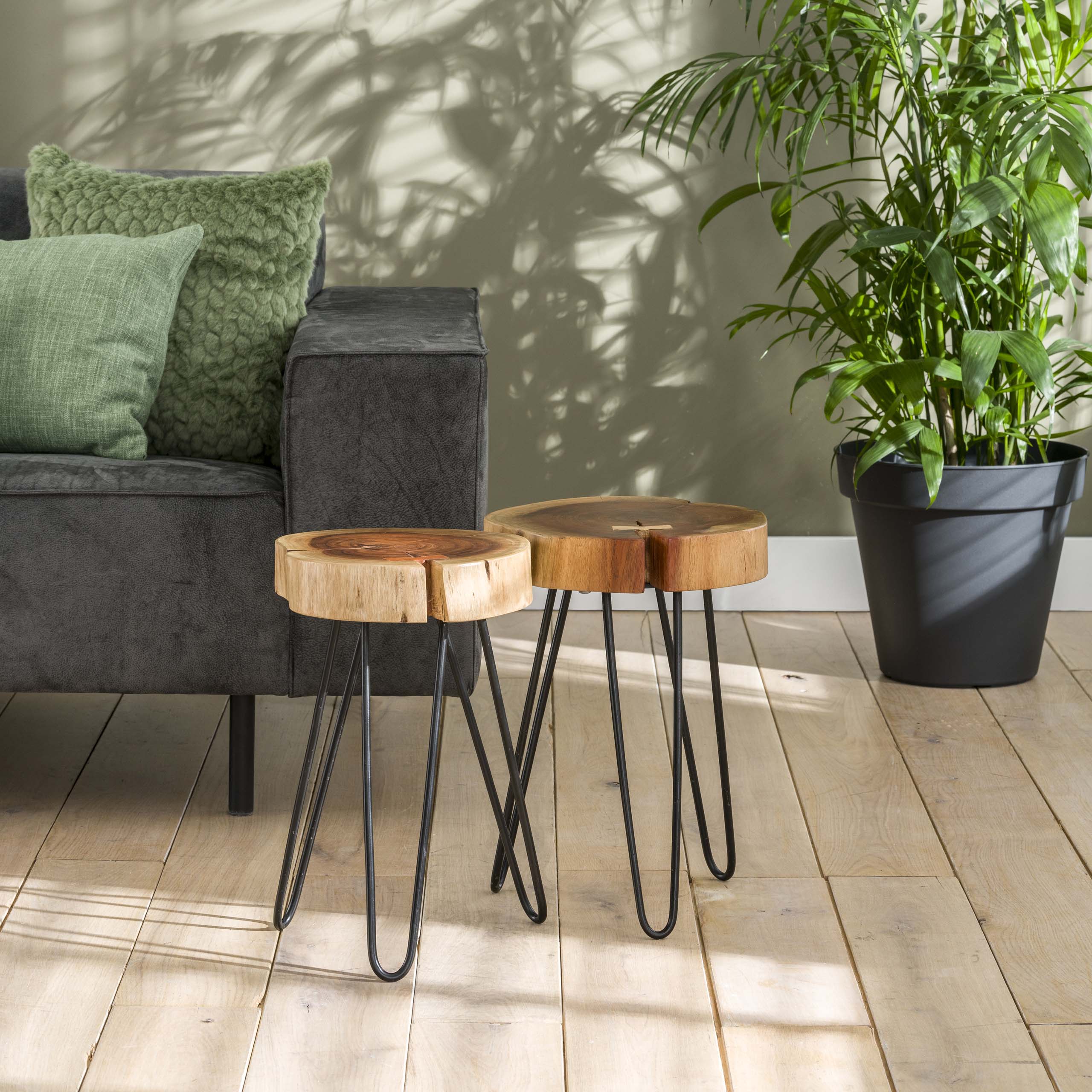 Mesa auxiliar baúl de acacia maciza de 6 cm de espesor con estructura de acero. VPE2 / Acacia maciza natural