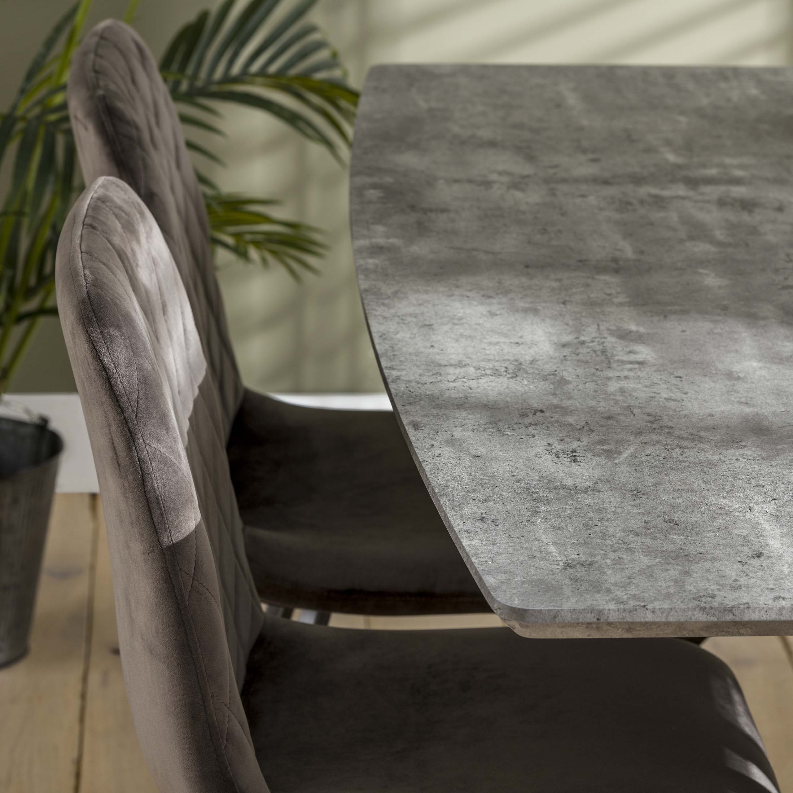 Mesa de comedor 160 tablero ovalado estructura con recubrimiento en polvo negro / aspecto hormigón 3D gris