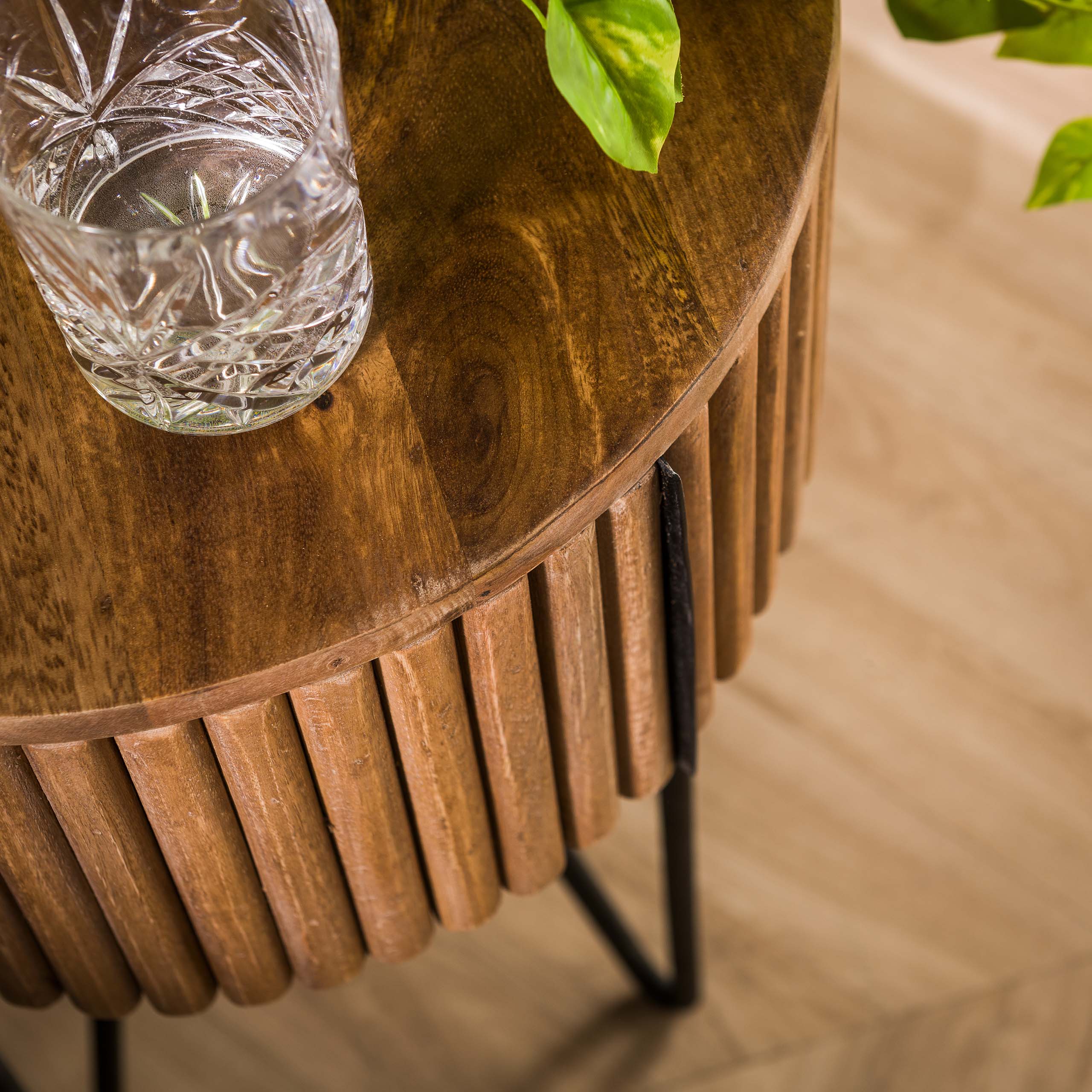 Mesita de noche 1L tweak redonda / Mango macizo color arena