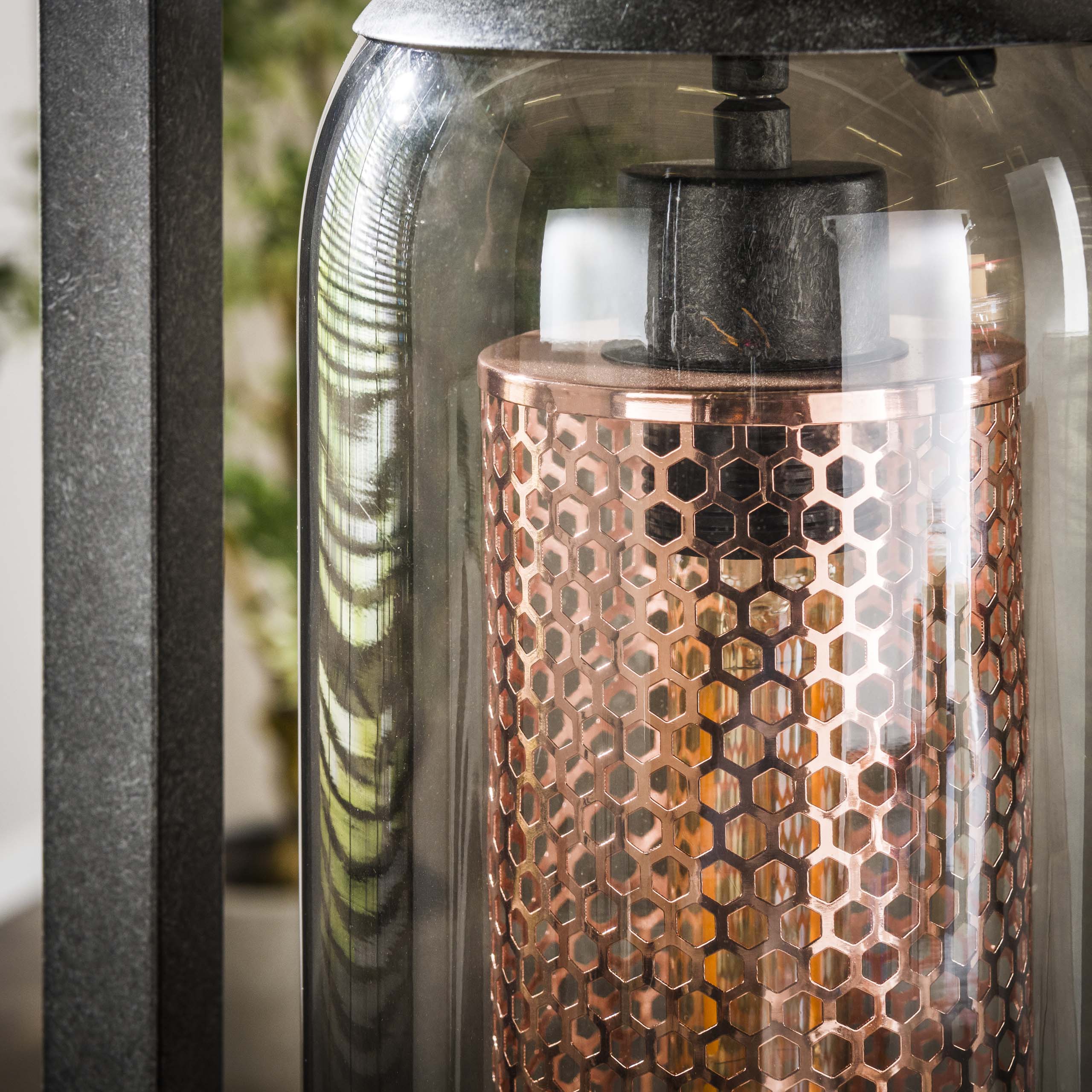 Lámpara de pie 4L tower smoke vidrio acero perforado / Artic negro